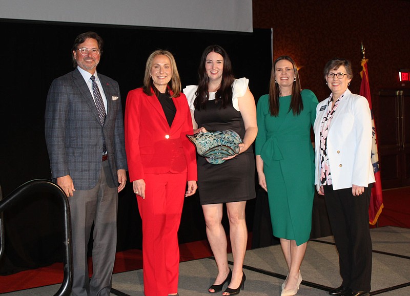 Shelley Simpson, J.B. Hunt Transport Services president and Economics Arkansas Excellence in Free Enterprise Award honoree (second from left); John Roberts, J.B. Hunt  CEO (from left); Kathleen Lawson, Economics Arkansas executive director; Arkansas Gov. Sarah Huckabee Sanders; and Robyn Breshears, of Arvests Bank, Economics Arkansas board chairwoman gather for a photo at the nonprofit organization's luncheon March 15 at the Rogers Convention Center.
(NWA Democrat-Gazette/Carin Schoppmeyer)