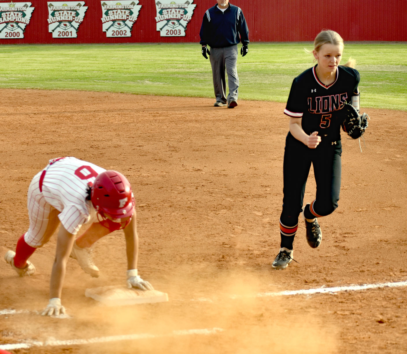 Gravette knocks Farmington into tie for second place