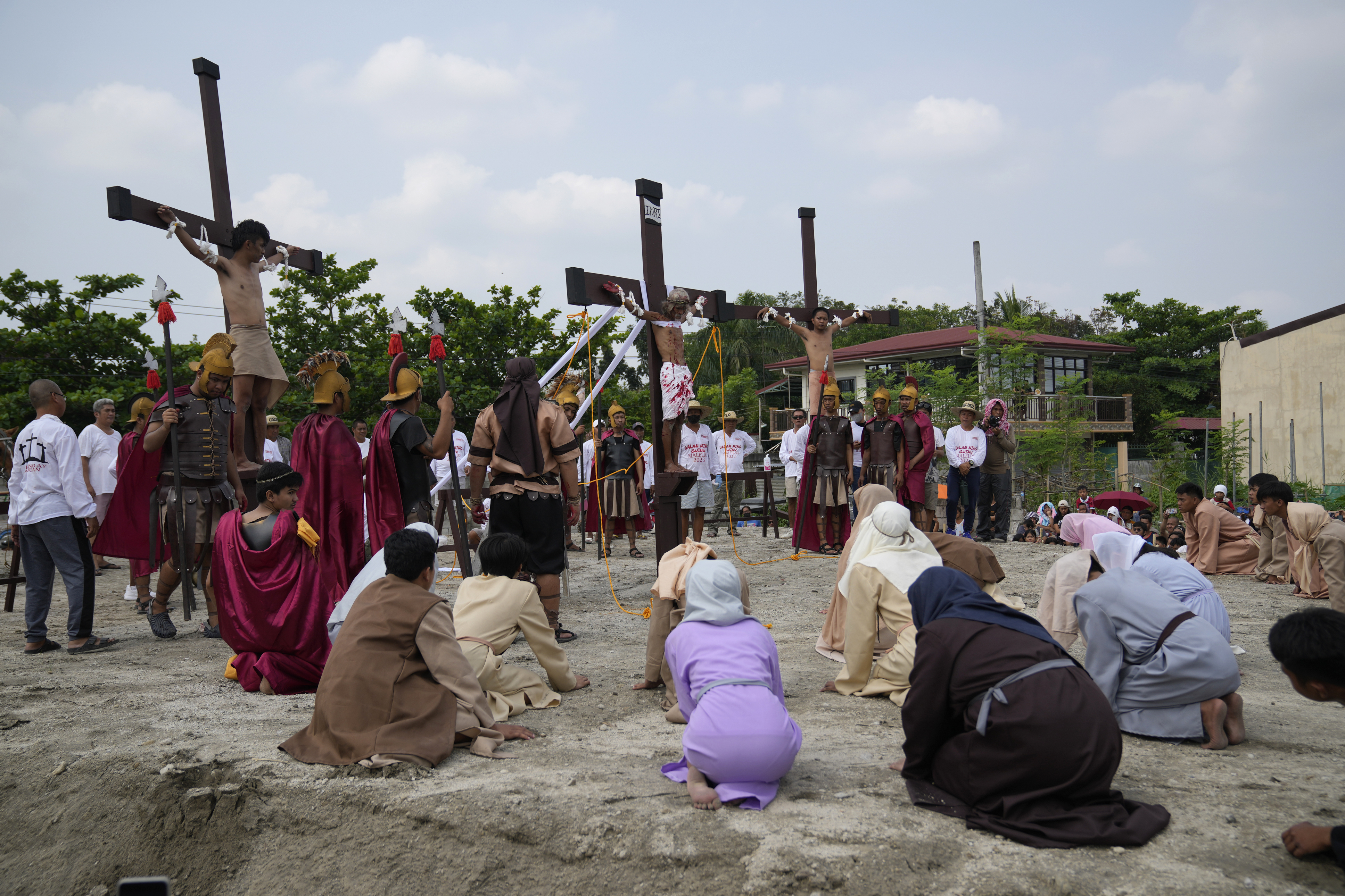 Nailed to a cross, Filipino prays for Ukraine war to end - Vimarsana News