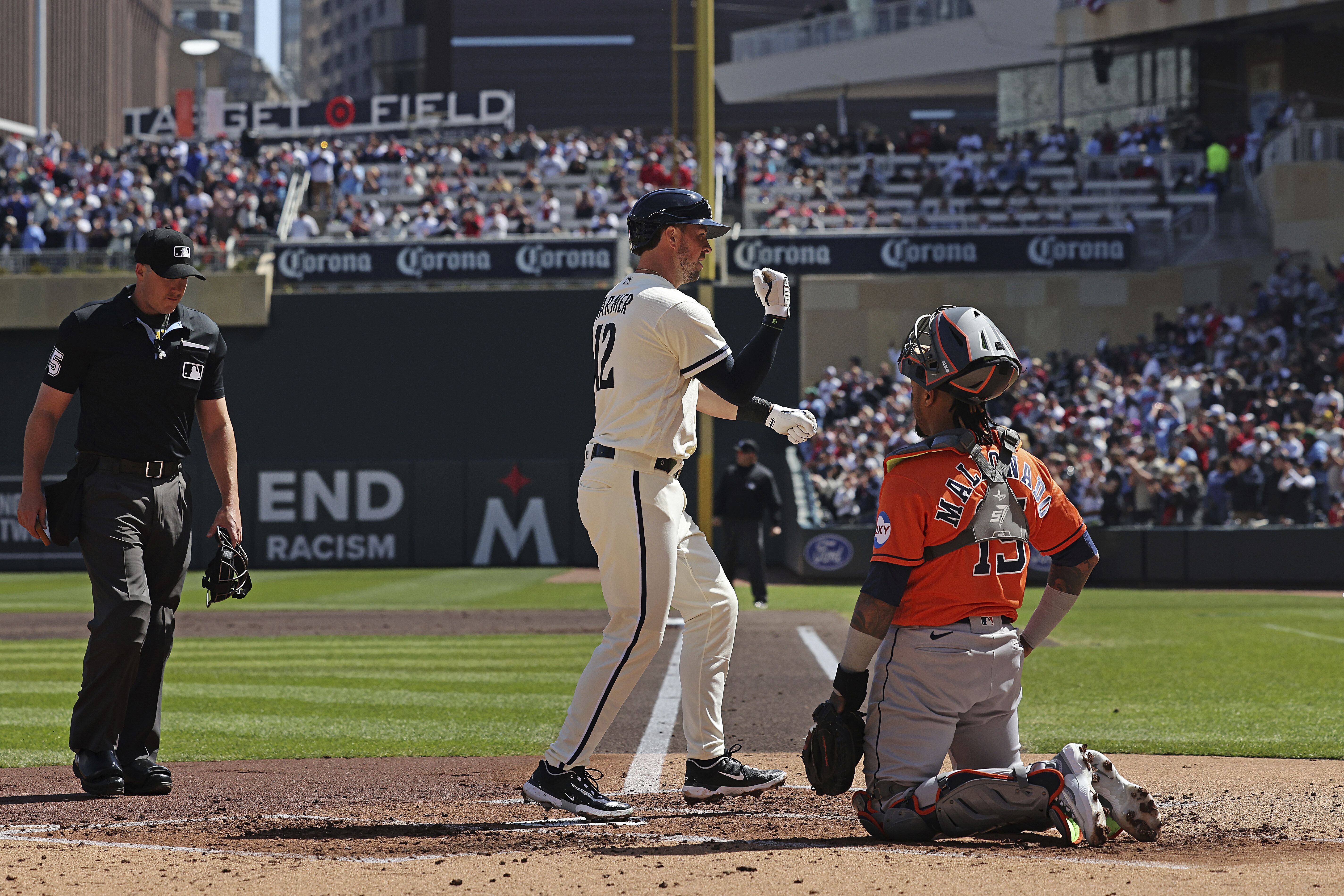 Twins defeat Astros as Kyle Farmer, Byron Buxton homer; pitchers