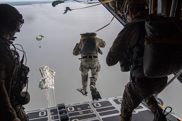 Elite servicemen's parachute accidents cast light on equipment - Vimarsana News