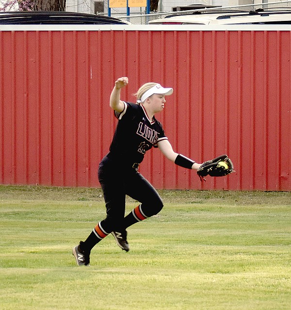 Gravette knocks Farmington into tie for second place