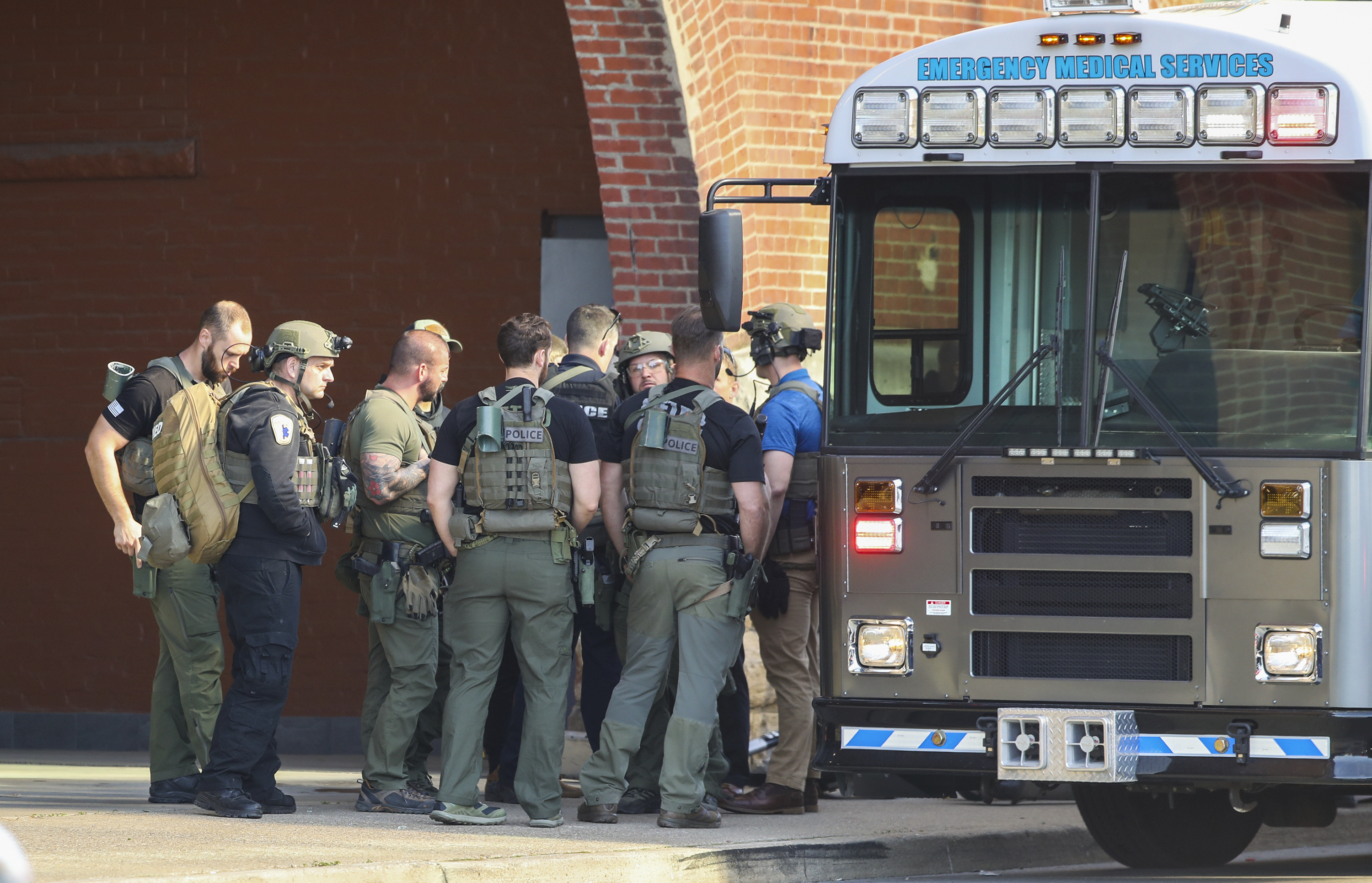 Police: Shooter kills 5 at Louisville bank - Vimarsana News