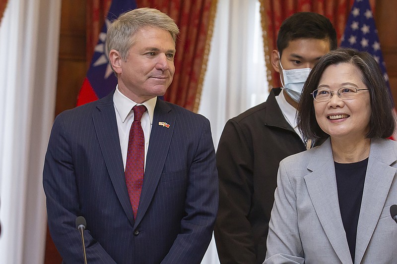 ARCHIVO - En esta fotografía difundida por la Oficina Presidencial de Taiwán, el presidente de la Comisión de Asuntos Exteriores de la Cámara de Representantes, McCaul, republicano por Texas, a la izquierda, asiste a un almuerzo con la presidenta taiwanesa Tsai Ing-wen, durante una visita de una delegación legislativa estadounidense a Taipei, Taiwán, el 8 de abril de 2023. (Oficina Presidencial de Taiwán vía AP, Archivo)