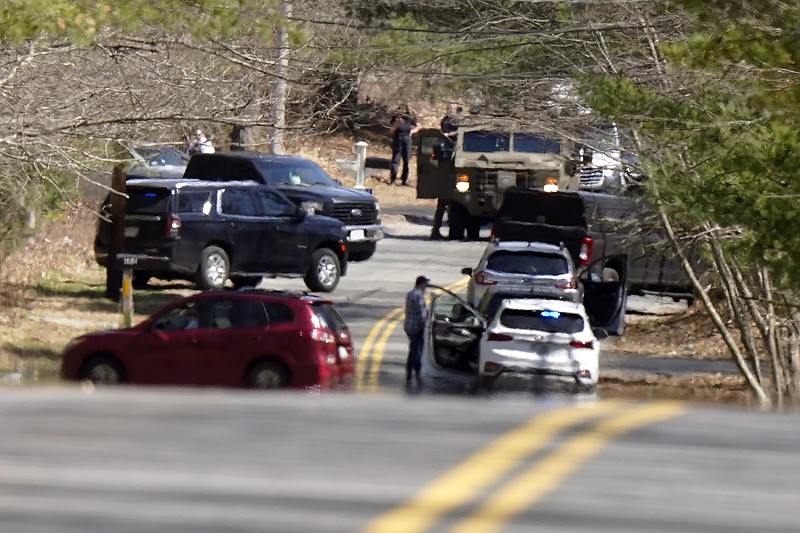 Agentes de policía bloquean el paso en un camino el jueves 13 de abril de 2023, en Dighton, Massachusetts. (AP Foto/Steven Senne)