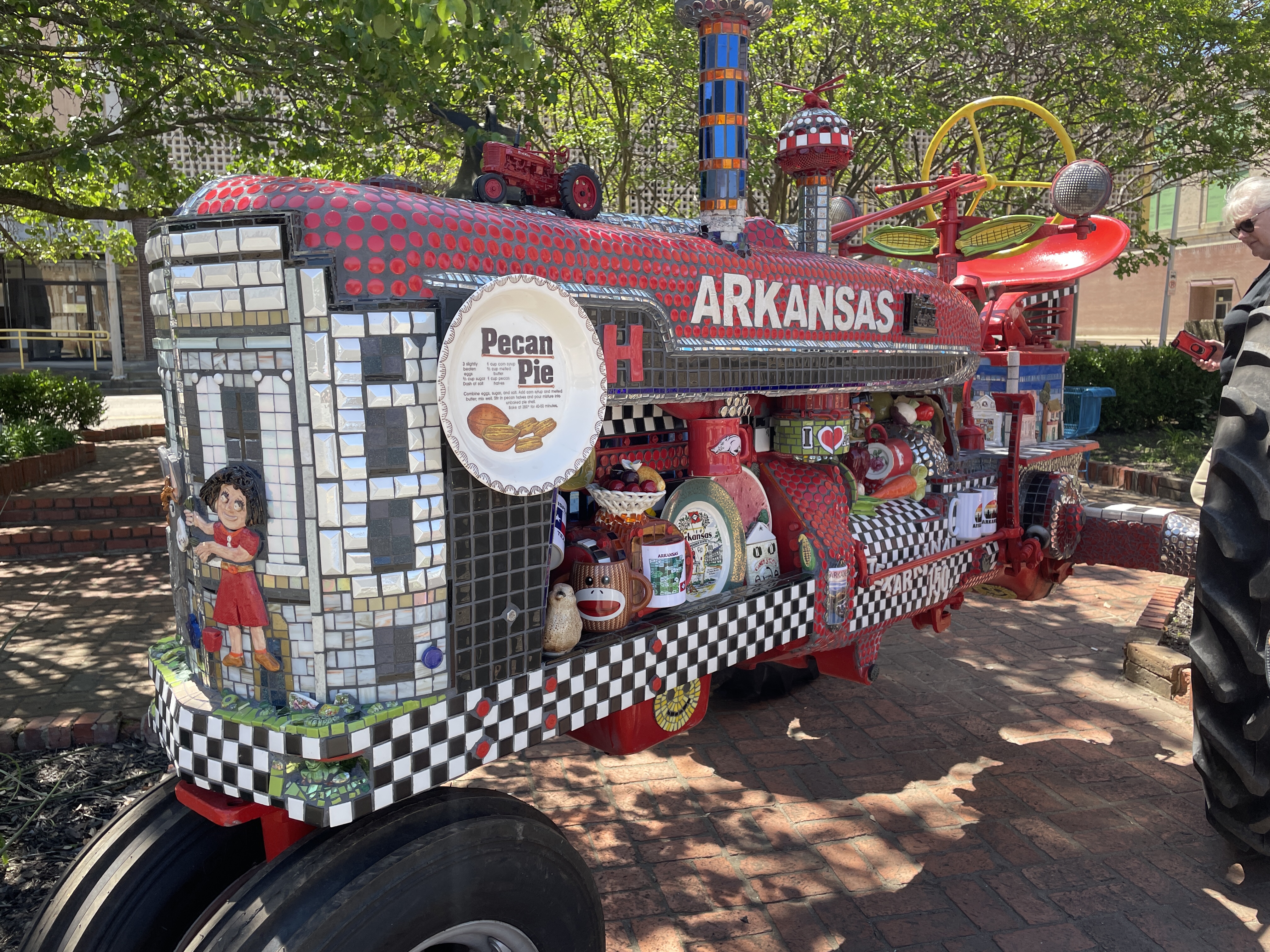 Main Street Texarkana installs mosaic tractor art piece at Museum of Regional History - Vimarsana News