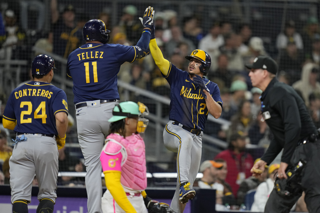 Rowdy Tellez homers twice as Brewers hold off Reds