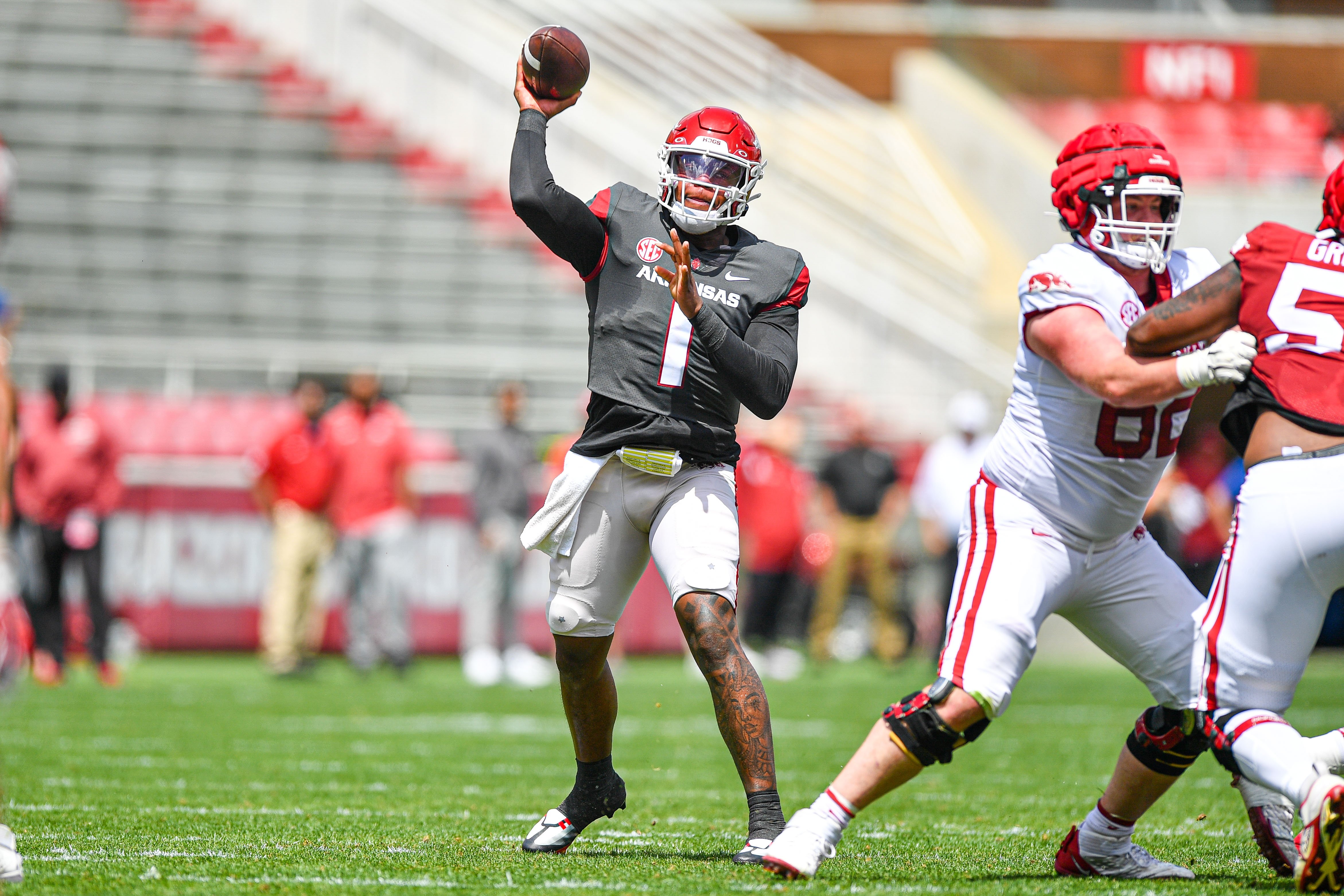 Hog QB Jefferson tosses 2 TDs in Red-White game - Vimarsana News