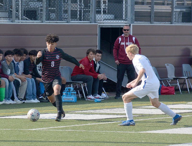 Graham Thomas/Herald-Leader
Siloam Springs freshman striker Anderson Lara (left) goes up the home sideline against Greenbrier on Friday, April 21, at Panther Stadium. Siloam Springs and Greenbrier played to a 2-2 draw.