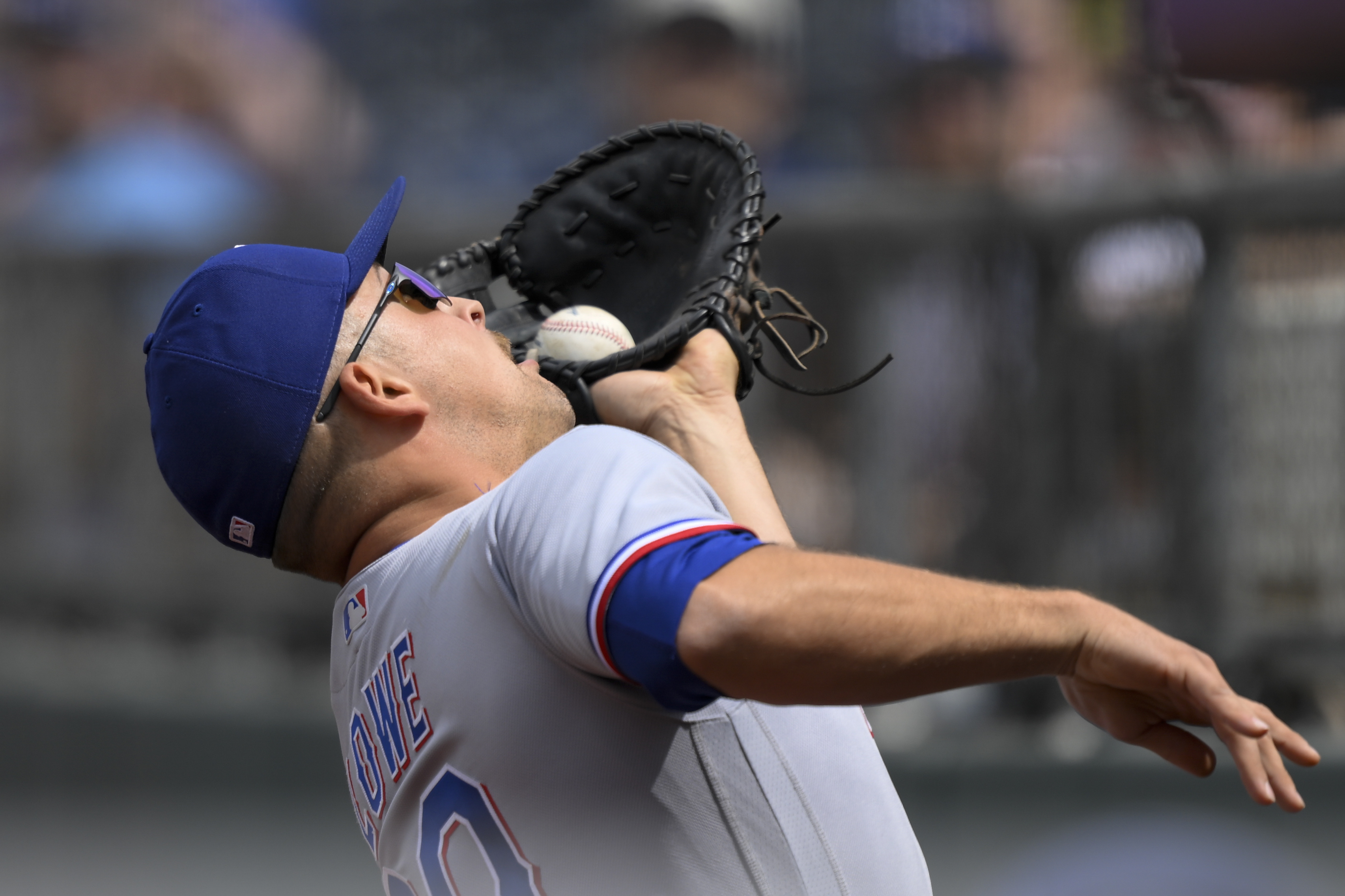 Royals' Bobby Witt Jr hits foul ball, caught by father