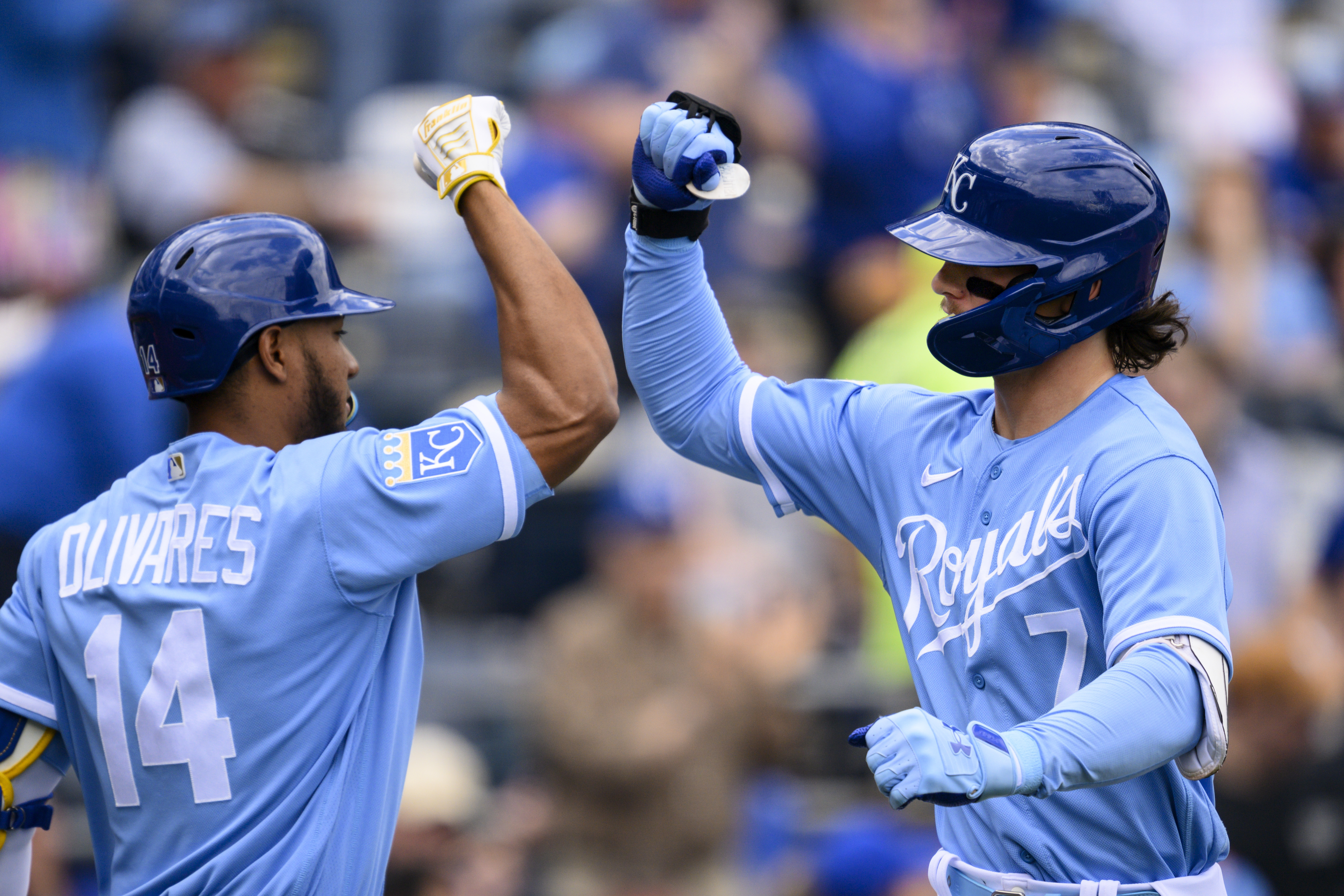 Royals' Bobby Witt Jr hits foul ball, caught by father