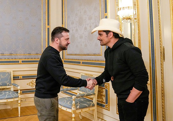 An outspoken Brad Paisley, senators visit Ukraine - Vimarsana News