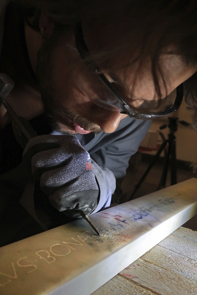 En esta foto sin fecha distribuida el miércoles 19 de abril de 2023 por la Fabbrica di San Pietro in Vaticano, uno de los 20 estudiantes del primer curso de la nueva Escuela de Artes y Oficios del Vaticano practica durante una clase.  (Fabbrica di San Pietro in Vaticano via AP)