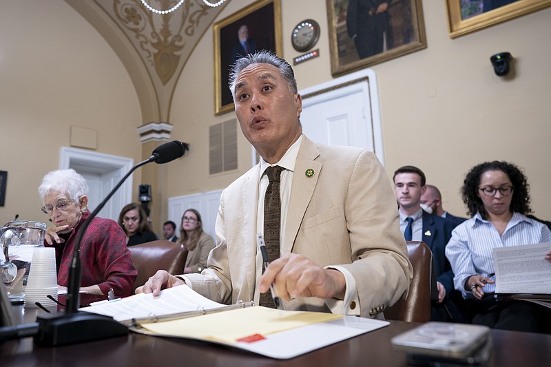 El congresista Mark Takano, centro, demócrata por California, habla durante un debate por un proyecto de ley sobre deportistas transgénero, en el Capitolio de Washington, el lunes 17 de abril de 2023. (AP Foto/J. Scott Applewhite)