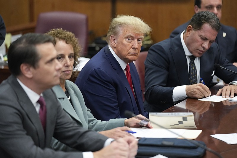 ARCHIVO - El expresidente Donald Trump asiste con su equipo legal a una audiencia en un tribunal de Nueva York, 4 de abril de 2023. (AP Foto/Seth Wenig, Pool, File)