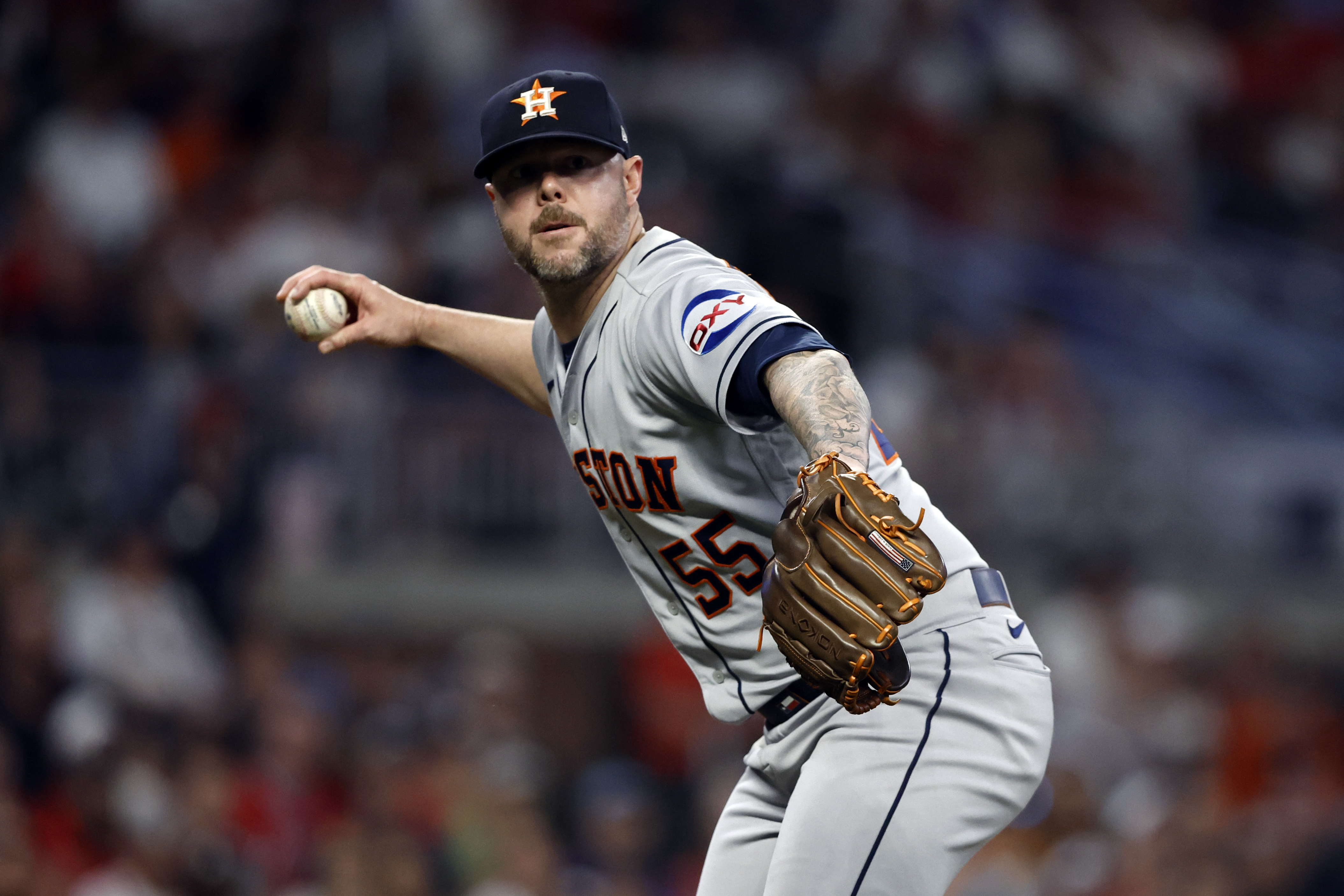 Atlanta Braves relief pitcher Jesse Chavez throws during the ninth