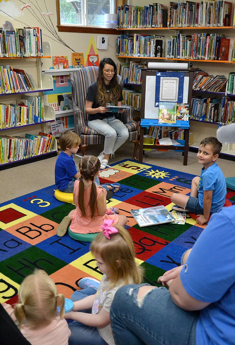 Annette Beard/Pea Ridge TIMES
Children and their parents listened attentively as volunteer Leslie Vest read books during Story Time Wednesday, April 19, in the Pea Ridge Community Library.
