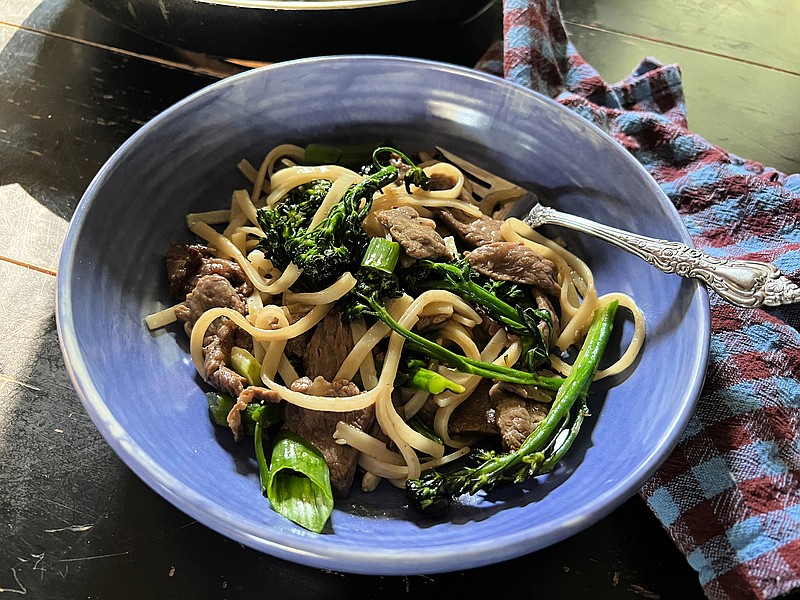 Gretchen's table Stirfried rice noodles with beef and broccoli