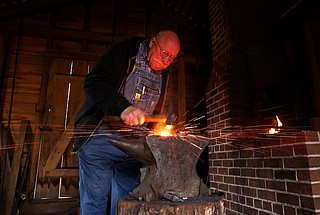 Arkansas Arts Council names bladesmith ‘Lin’ Rhea as 2023’s Arkansas ...