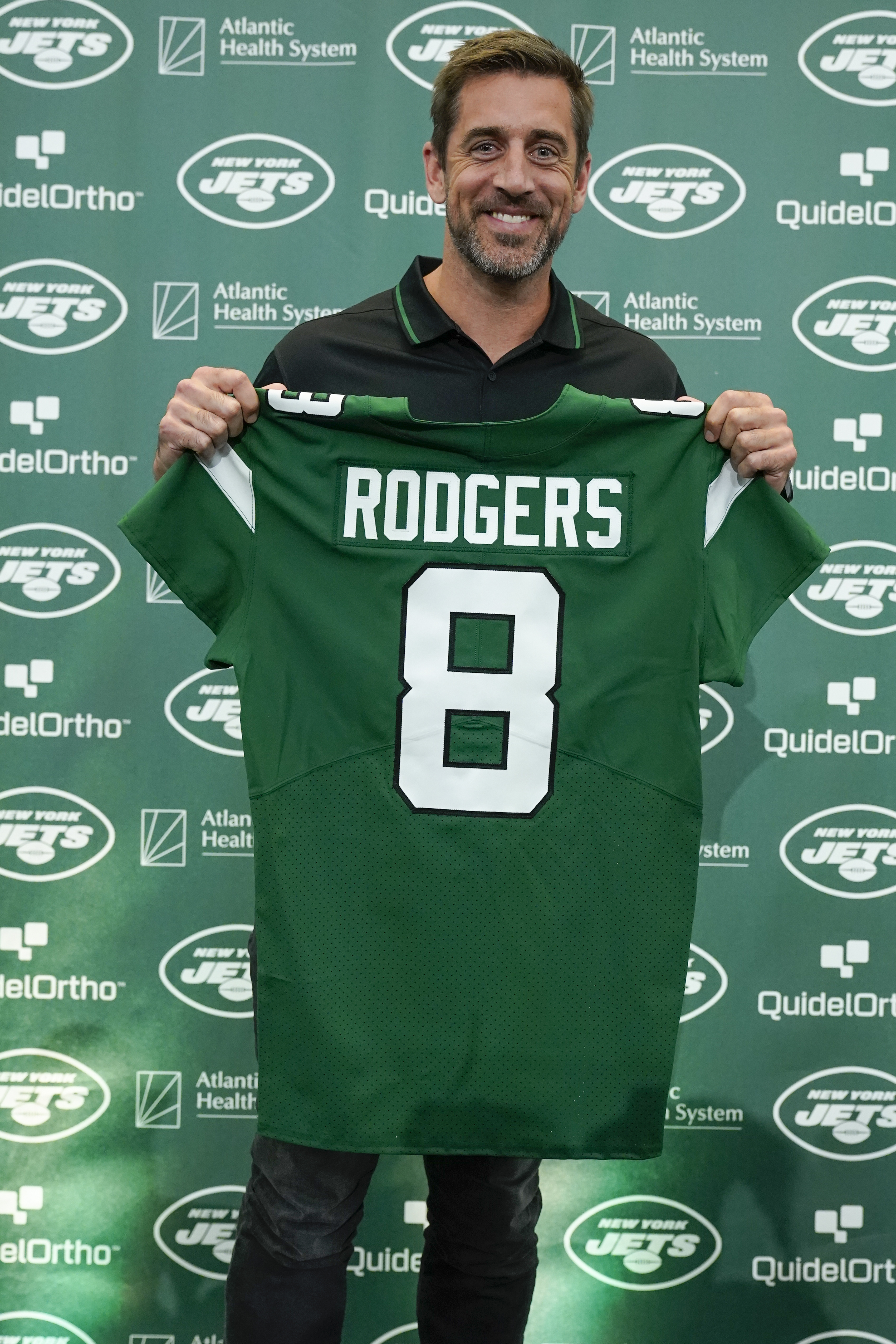 Rodgers arrives in NY, eager to support Jets