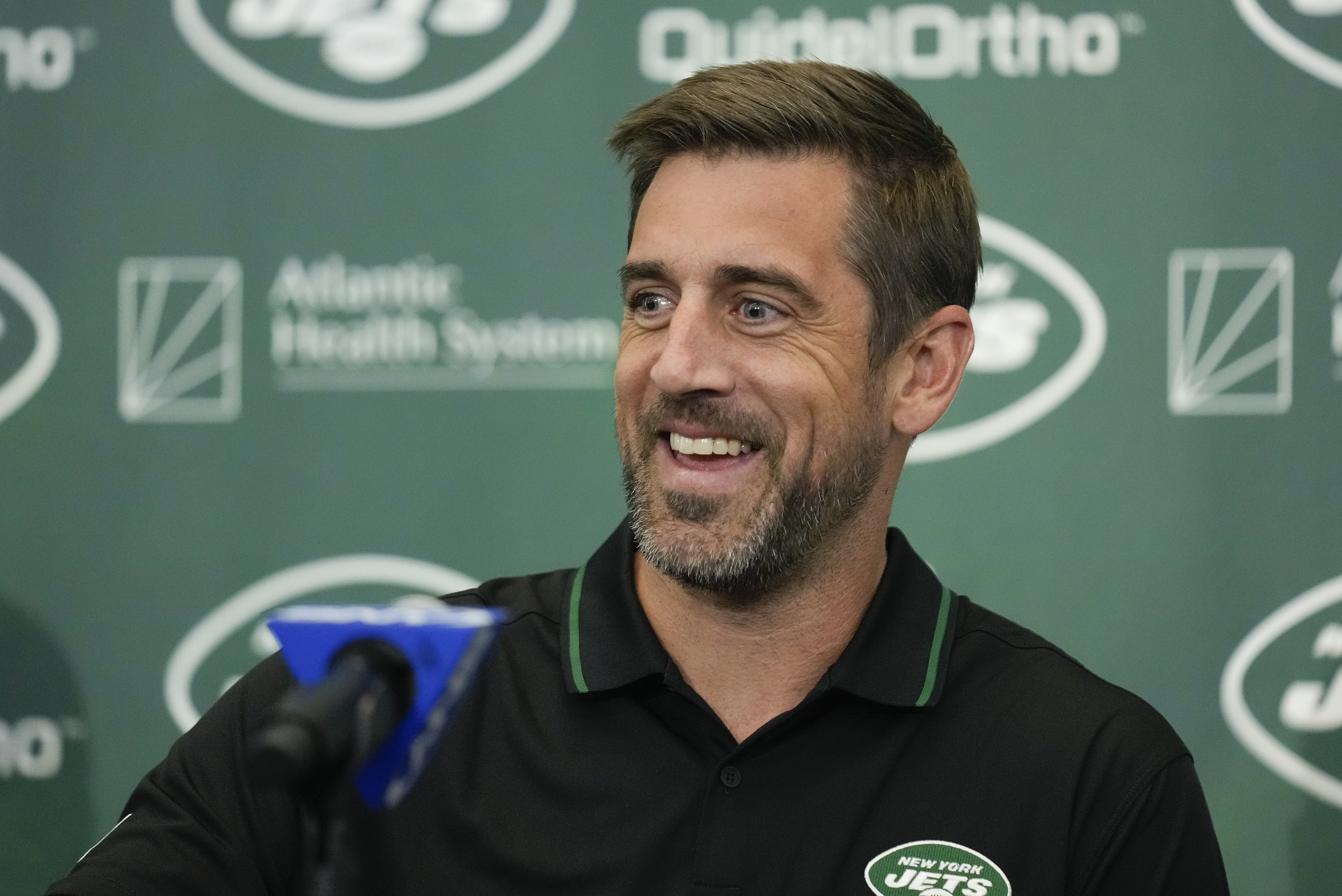 Rodgers arrives in NY, eager to support Jets