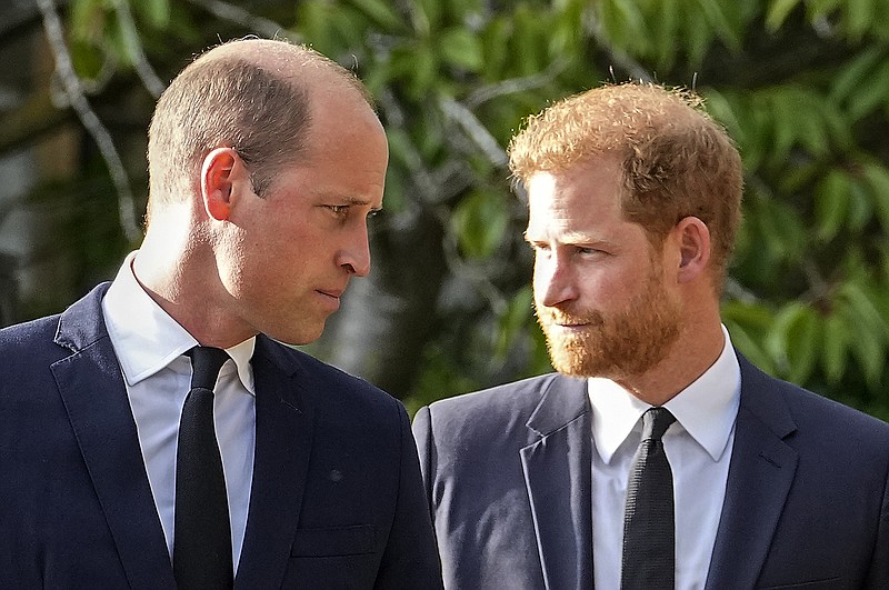 ARCHIVO - El príncipe Guillermo de Gran Bretaña y el príncipe Enrique de Gran Bretaña caminan uno al lado del otro después de ver ofrendas florales para la difunta reina Isabel II en las afueras del castillo de Windsor, en Windsor, Inglaterra, el sábado 10 de septiembre de 2022. Documentos judiciales dicen que el príncipe Guillermo recibió en silencio “una suma muy grande de dinero” en un acuerdo por espionaje telefónico de 2020 con la editorial de diarios británica del imperio de medios de Rupert Murdoch. Los documentos judiciales emitidos el 25 de abril de 2023 en una de las demandas de su hermano contra los periódicos británicos dicen que el príncipe de Gales, heredero del trono británico, recibió discretamente un acuerdo en 2020. (Foto AP/Martin Meissner, archivo)