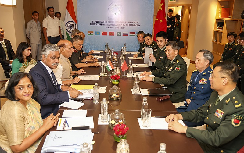 En esta fotografía facilitada por el Ministerio de Defensa de India, se ve al ministro de Defensa indio Rajnat Singh, tercero a la izquierda, durante una reunión con su colega chino Li Shangu, tercero de la derecha, en Nueva Delhi, India, el jueves 27 de abril de 2023. (Ministerio de Defensa de India vía AP)