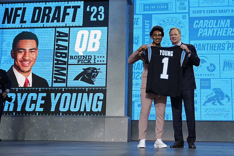 Bryce Young, quarterback de Alabama, posa con un jersey de los Panthers de Carolina, junto al comisionado de la NFL Roger Goodell, luego de ser reclutado en el primer turno del draft, el jueves 27 de abril de 2023, en Kansas City (AP Foto/Jeff Roberson)