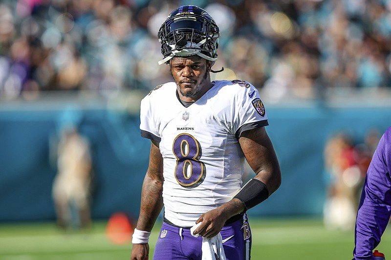 ARCHIVO - Lamar Jackson, quarterback de los Ravens de Baltimore, se dirige a la línea de banda tras solicitar una pausa en el partido dle 27 de noviembre de 2022, ante los Jaguars de Jacksonville (AP Foto/Gary McCullough, archivo)