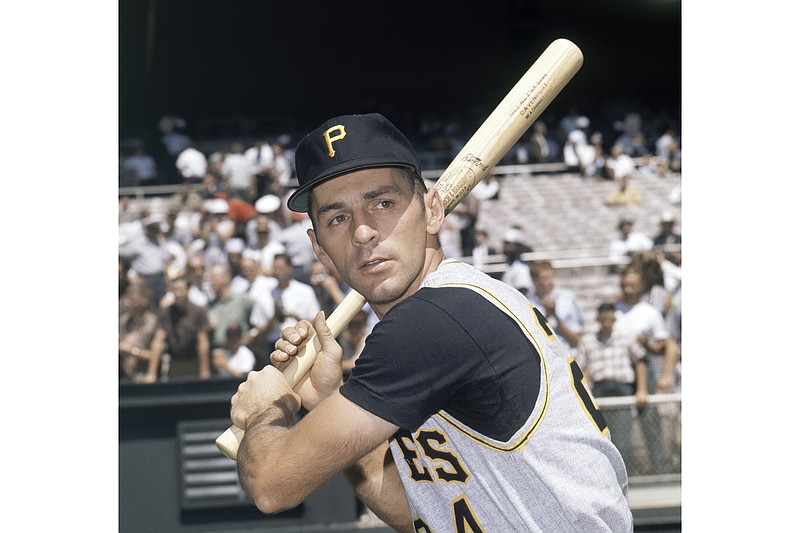 ARCHIVO - Dick Groat, infielder de los Piratas de Pittsburgh, en marzo de 1962. Groat, quien también jugó en la NBA, ha fallecido. (AP Foto)