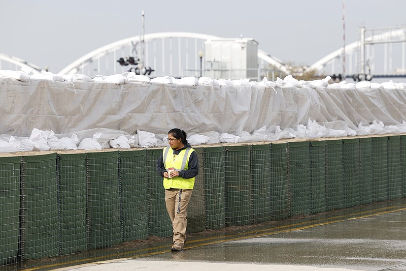 In Midwest, wary eye cast on rising river