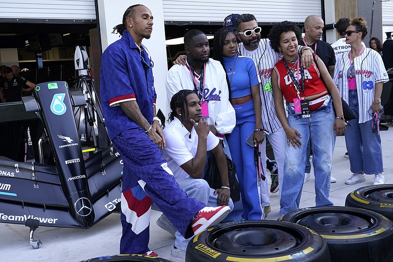 El piloto de Mercedes Lewis Hamilton (izquierda) posa con el rapero A$AP Rocky (segundo a la izquierda) en la pit lane del Gran Premio de Miami, el jueves 4 de mayo de 2023, en Miami Gardens, Florida. (AP Foto/Lynne Sladky)