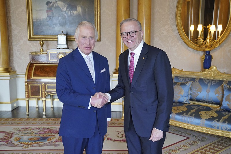El rey Carlos III de Inglaterra (izquierda), recibe al primer ministro de Australia, Anthony Albanese durante una audiencia en el Palacio de Buckingham, en Londres, Gran Bretaña, el 2 de mayo de 2023. (Jonathan Brady/Pool vía AP)