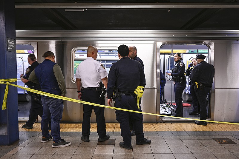 Policías de Nueva York trabajan en el lugar de un altercado en un tren del metro de Nueva York el lunes 1 de mayo de 2023 en Nueva York. (Paul Martinka via AP)