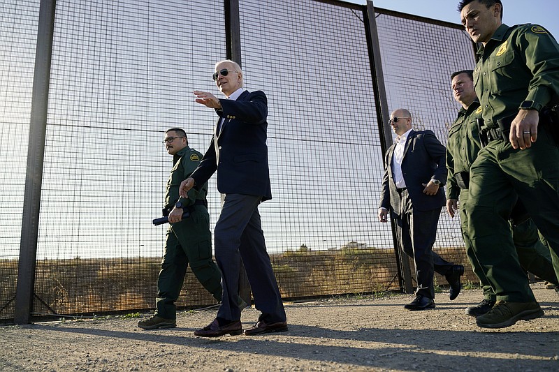 ARCHIVO - El presidente Joe Biden recorre una franja de la frontera de Estados Unidos con México en El Paso, Texas, el 8 de enero de 2023. (AP Foto/Andrew Harnik, Archivo)