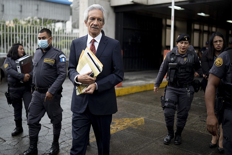 El galardonado periodista José Rubén Zamora es escoltado por la policía después de terminar el primer día de su juicio por cargos de lavado de dinero, en Ciudad de Guatemala, el martes 2 de mayo de 2023. (Foto AP/Santiago Billy)