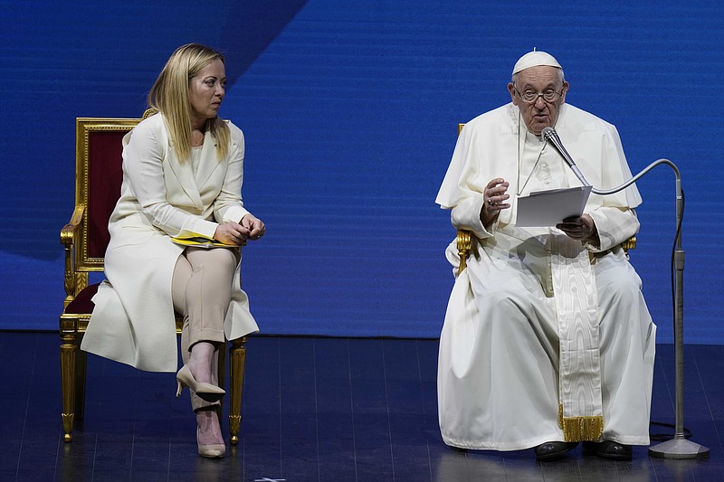 El papa Francisco y la primera ministra italiana Giorgia Meloni participan en una conferencia para abordar el "invierno demográfico", en Roma, Italia, el viernes 12 de mayo de 2023. (AP Foto/Alessandra Tarantino)