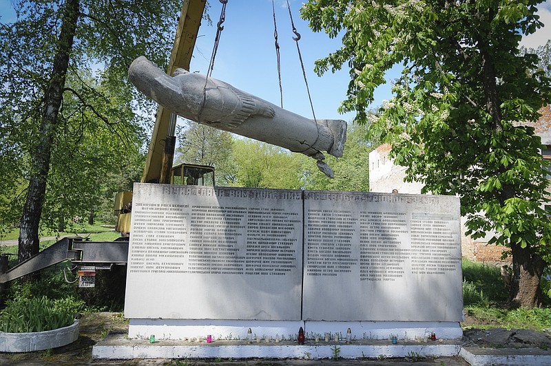 Empleados municipales desmantelan un monumento de la era soviética a los soldados que murieron durante la Segunda Guerra Mundial, en la aldea de Pnikut,  en la región de Leópolis, Ucrania, el viernes 12 de mayo de 2023. (AP Foto/Mykola Tys)