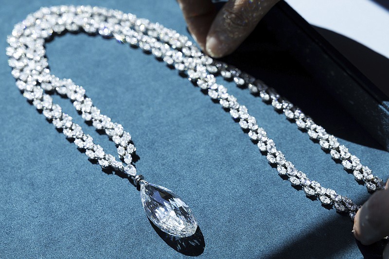 El collar de diamantes "Briolette of India" de 90.36 quilates diseñado por Harry Winston, con un valor estimado entre 9 y 14 millones de francos suizos, durante una exhibición previa a la subasta de las joyas de la heredera austriaca Heidi Horten en la casa de subastas de Christie's en Ginebra, Suiza, el lunes 8 de mayo de 2023.  (Salvatore Di Nolfi/Keystone via AP)