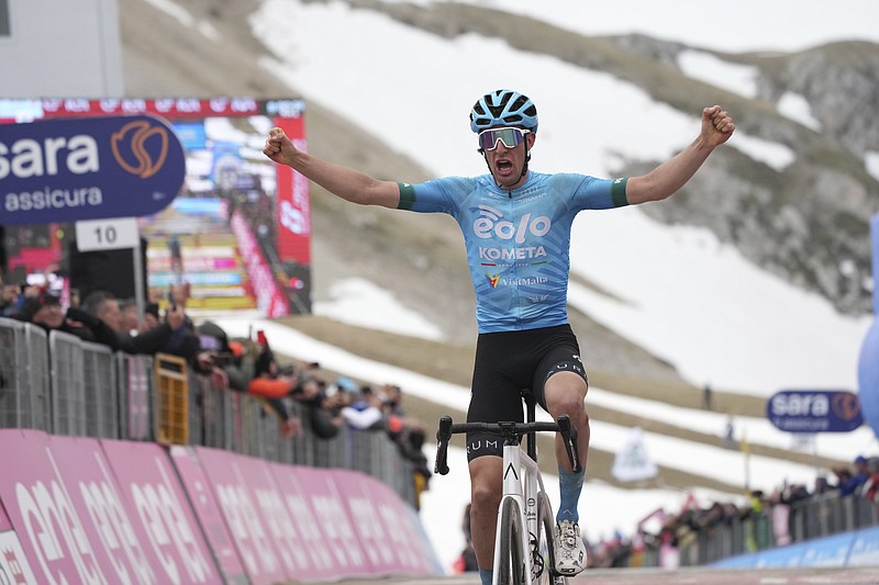 El italiano Davide Bais celebra tras ganar la séptima etapa del Giro de Italia entre Capua y Gran Sasso el viernes 7 de mayo del 2023. (Gian Mattia D'Alberto/LaPresse via AP)