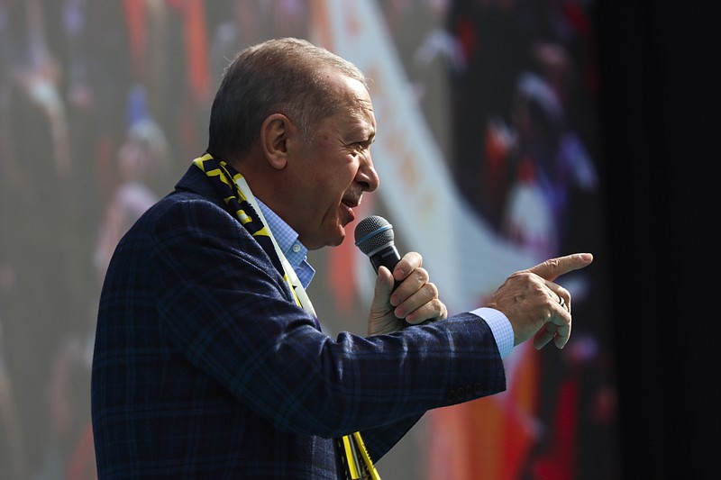 En foto del 30 de abril del 2023, el presidente de Turquía y candidato en la reelección presidencial Recep Tayyip Erdogan da un discurso de campaña en Ankara. (AP Foto/Ali Unal)