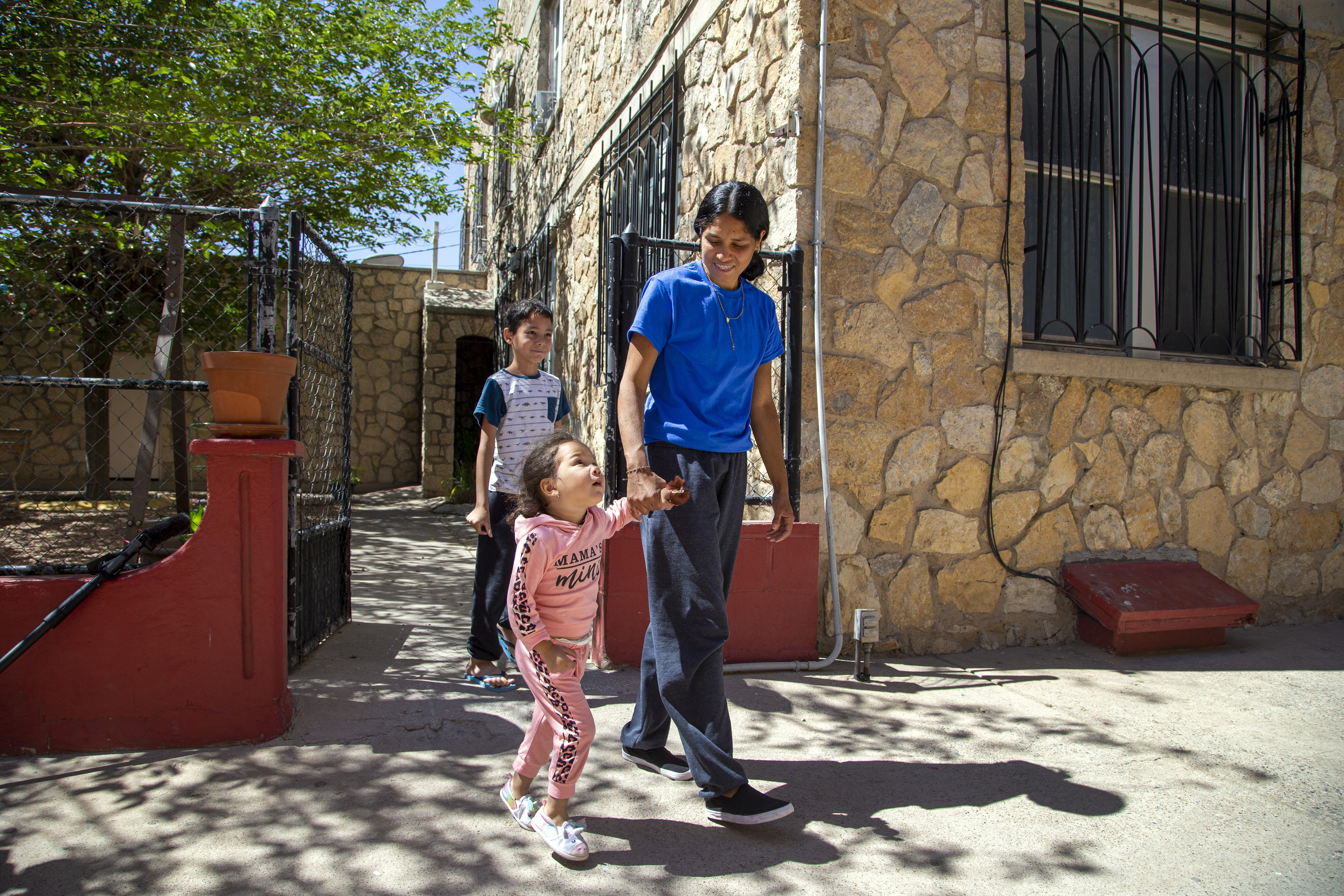 In El Paso, pastors offer waiting migrants shelter and counsel - Vimarsana News