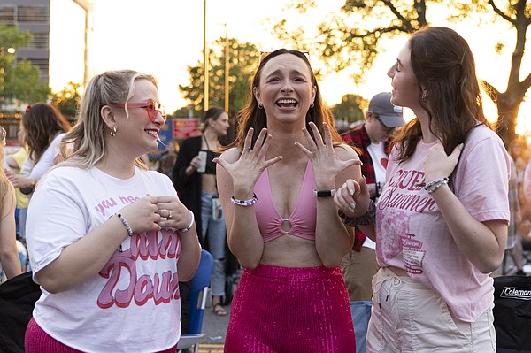 Taylor Swift fans take over parking lots to hear idol's Eras tour - Vimarsana News