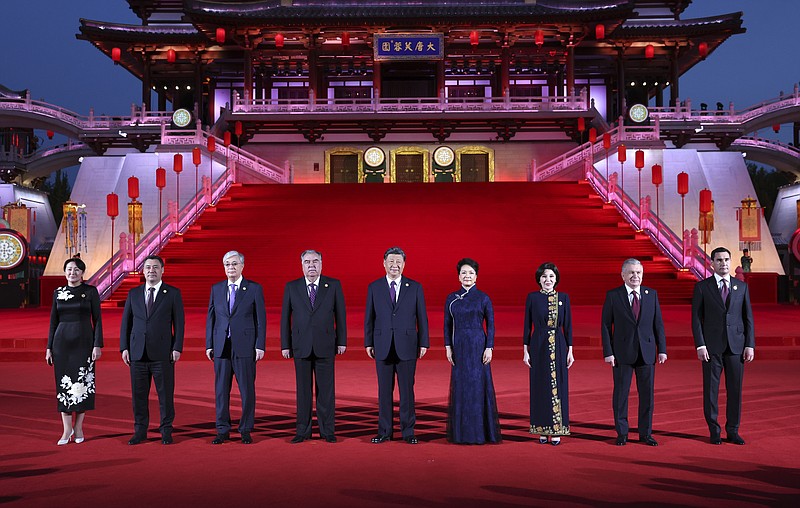 En esta imagen, distribuida por la agencia noticiosa china Xinhua, el presidente de China, Xi Jinping (centro) y su esposa, Peng Liyuan (cuarta por la derecha), posan para una fotografía de grupo con los líderes de los países de Asia Central en la Torre Ziyun, en la ciudad de Xi'an, en la provincia noroccidental de Shaanxi, el 18 de mayo de 2023. (Ding Haitao/Xinhua vía AP)