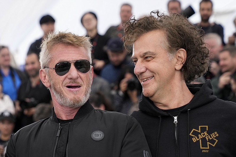 Sean Penn, izquierda, y el director Jean-Stephane Sauvaire posan para la foto en la presentación del filme "Black Flies" en el 76to Festival Internacional de Cine de Cannes, Francia, viernes 19 de mayo de 2023. (Foto de Scott Garfitt/Invision/AP)