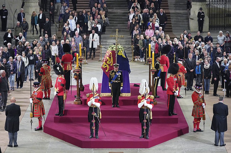 ARCHIVO - La Familia Real monta guardia durante el funeral de la Reina Isabel II, en Westminster Hall, en el Palacio de Westminster, Londres, el 16 de septiembre de 2022. (Yui Mok/Pool Photo vía AP, archivo)