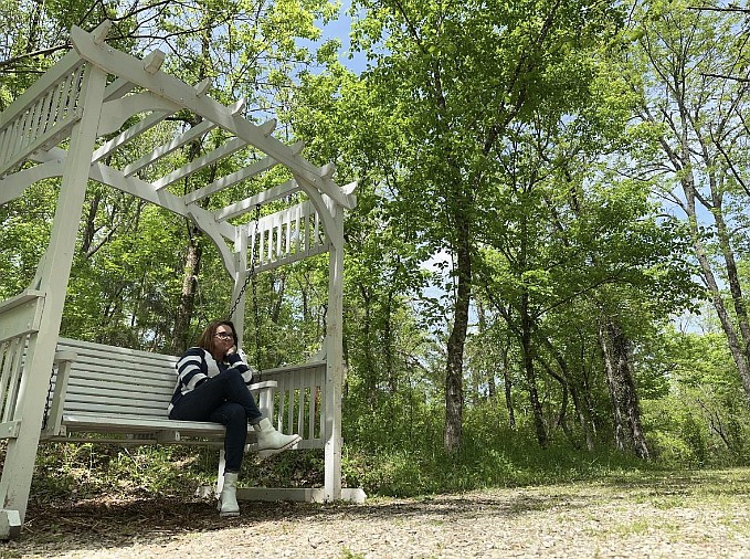 Bench seating on the Spring Garden Trail. (Photo by Danyelle Perry/Arkansas Tourism)