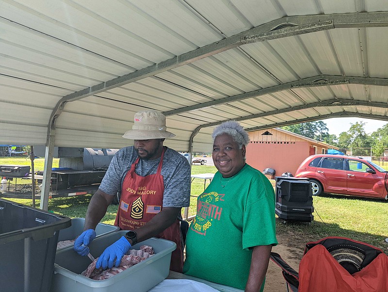 Jodi Mallory preps ribs next to his mother for the 2022 Juneteenth celebration. (Joshua Turner/Banner News)