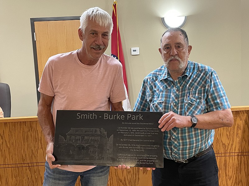 Democrat photo/ Kaden Quinn
Mayor Lanny Ash, left, accepts a new plaque from commissioned by Moniteau County Historical Society member James Albin, right, for Smith-Burke Park.