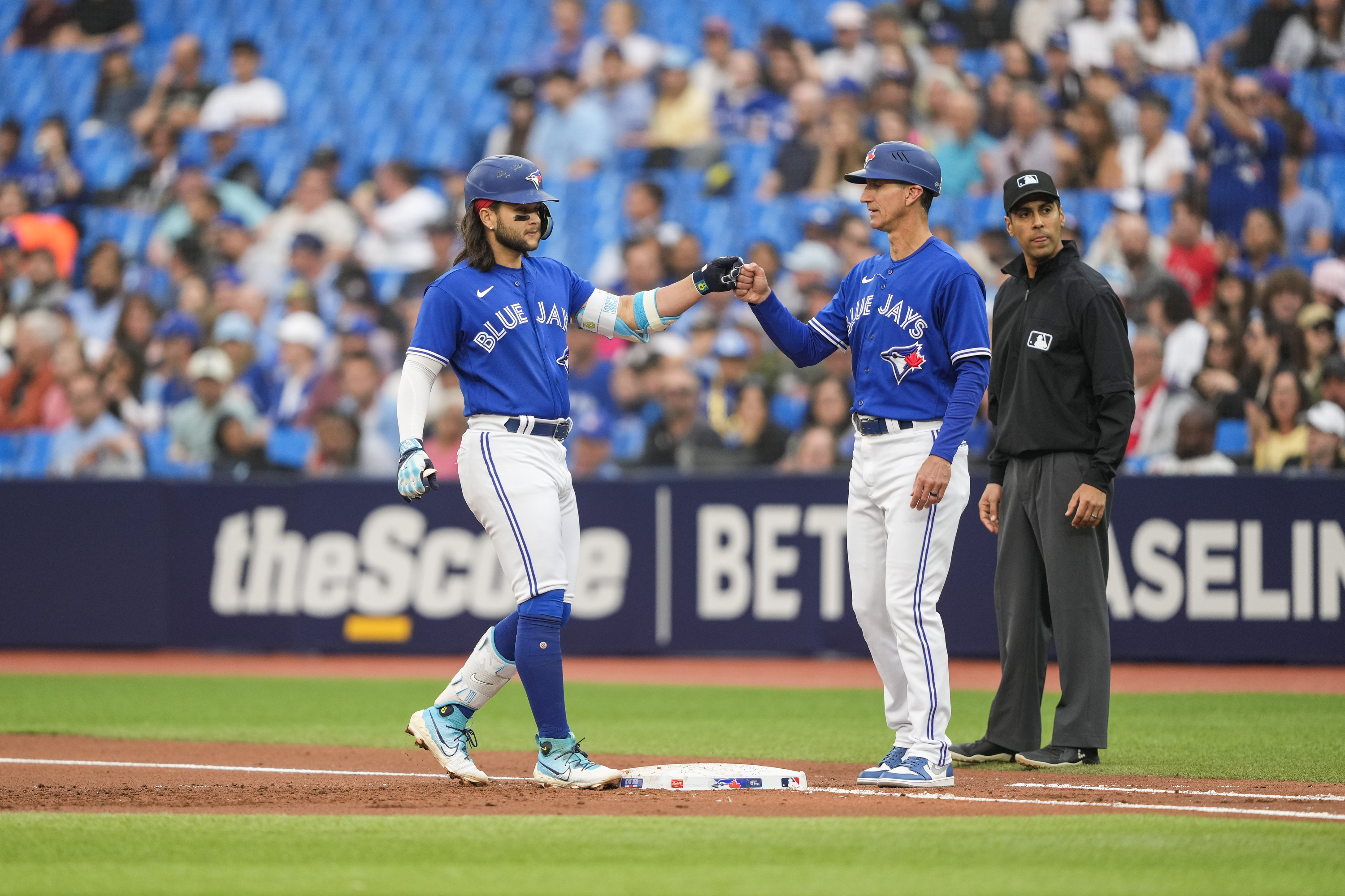 Yordan Alvarez injury: Astros designated hitter returns to Houston after  leaving Blue Jays game with right oblique discomfort - ABC13 Houston